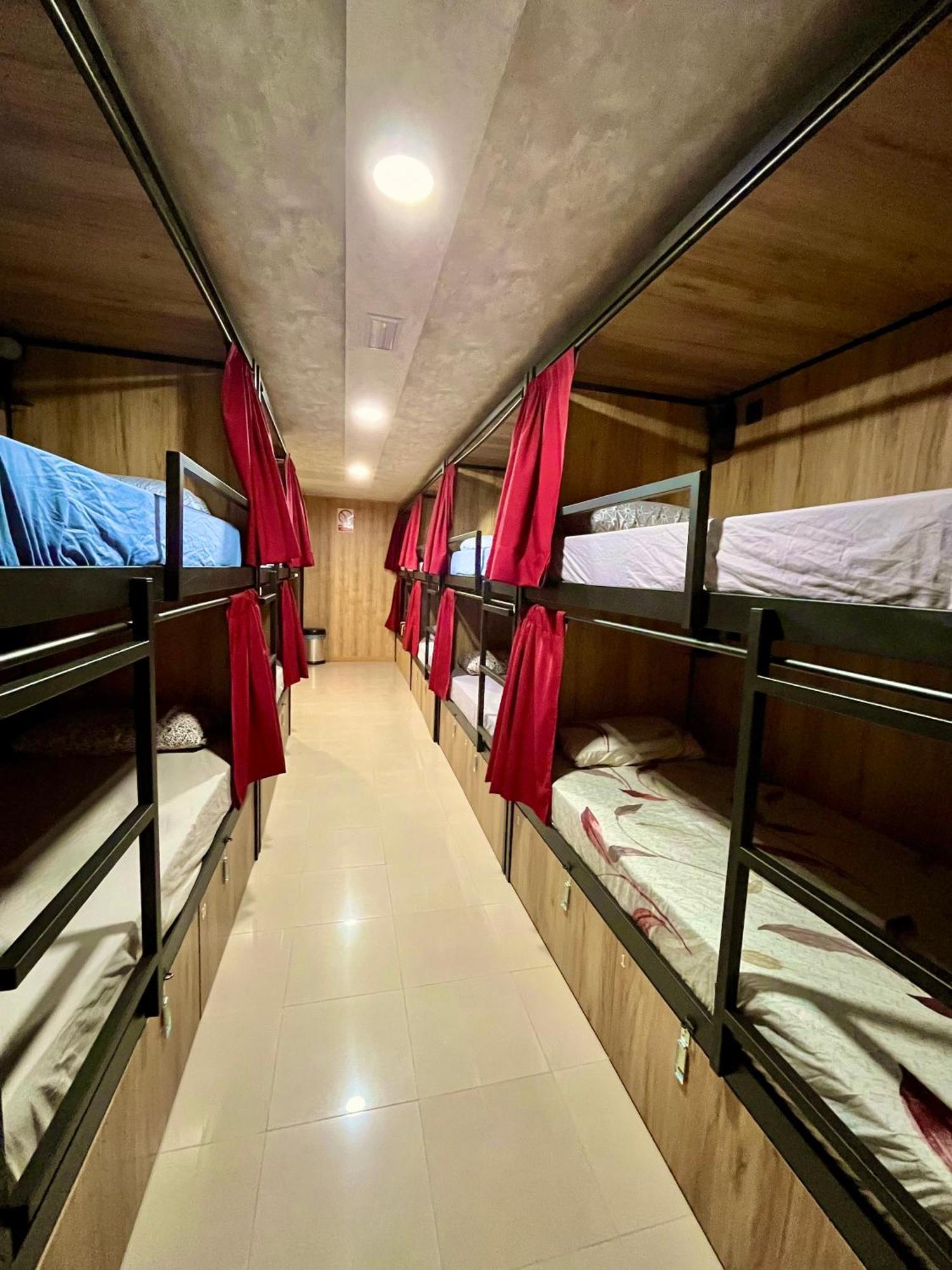 Velvet Hostel Madrid Extérieur photo